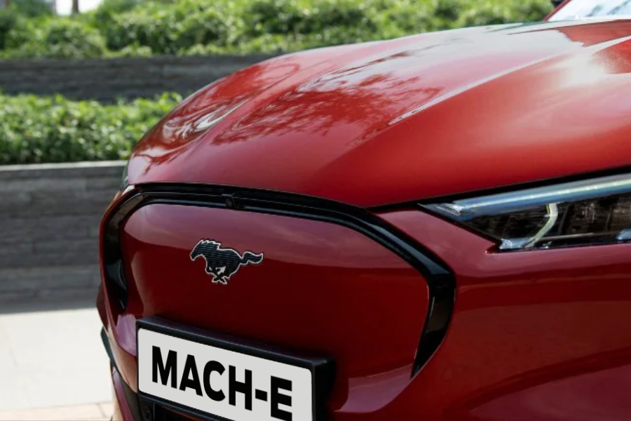 Ford Mustang Mach-E rossa. Vista dettagliata del frontale